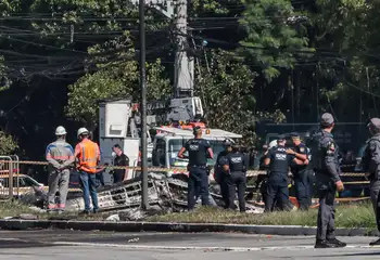 Avião de pequeno porte cai em avenida da Barra Funda na Capital