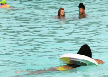 Campanha em Campinas leva detecção do câncer de pele às piscinas públicas