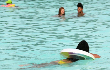 Campanha em Campinas leva detecção do câncer de pele às piscinas públicas