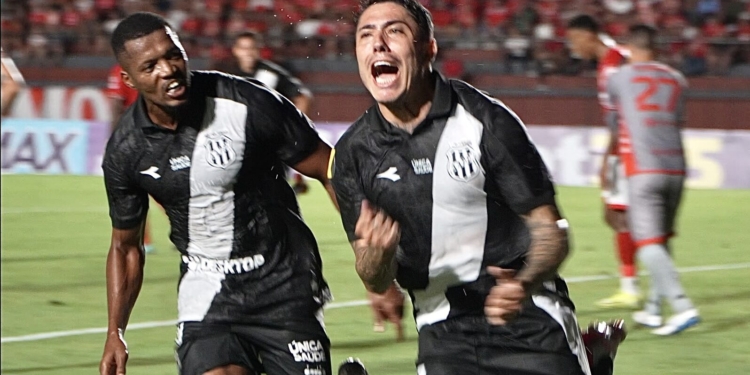 Bruno Lopes marca os dois gols da vitória da Ponte Preta