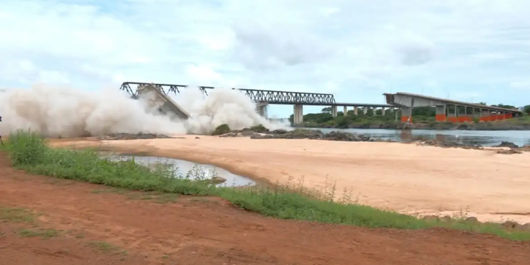 Após desabamento, Ponte Juscelino Kubitschek é detonada por explosivos