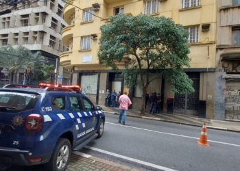 Famílias ocupam antigo prédio do Correio Popular no Centro