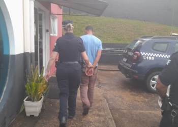 Homem é preso em Valinhos após agredir e ameaçar cortar pescoço da companheira