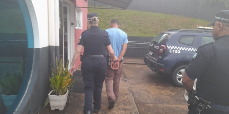Homem é preso em Valinhos após agredir e ameaçar cortar pescoço da companheira