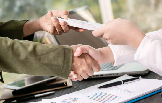 Artigo – Abusividade nas cláusulas contratuais bancárias: juros abusivos, capitalização e revisão contratual – por Murilo Mendes Latorre Soares