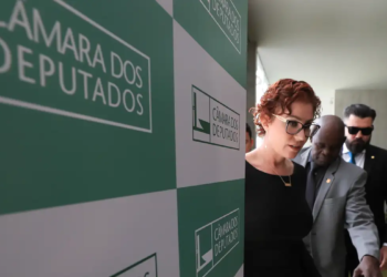 Após pedido de vista, STF suspende julgamento de Carla Zambelli