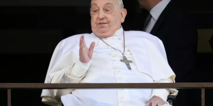 Papa Francisco deixa o hospital após quase 40 dias internado