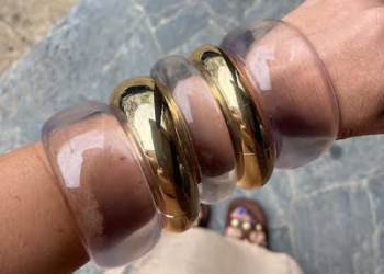 Braceletes e colares ‘chunky’ de resina são a tendência do momento – por Daniela Nucci