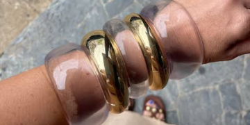 Braceletes e colares ‘chunky’ de resina são a tendência do momento – por Daniela Nucci