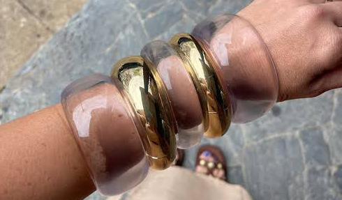Braceletes e colares ‘chunky’ de resina são a tendência do momento – por Daniela Nucci