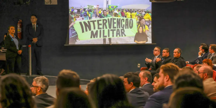 Por unanimidade, turma do STF torna Bolsonaro e mais 7 réus por golpe