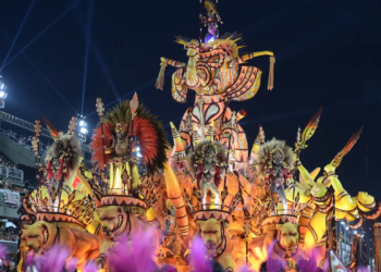 Água, fogo e fumaça marcam desfiles do 1º dia do grupo especial no Rio