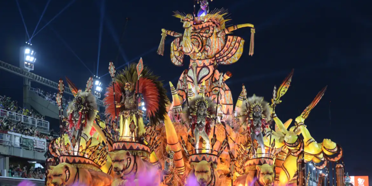 Água, fogo e fumaça marcam desfiles do 1º dia do grupo especial no Rio