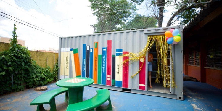 Projeto transforma container em espaço literário para 279 estudantes no DIC I