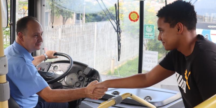 Aprovado em Medicina em cinco universidades, jovem agradece motorista de ônibus de Campinas