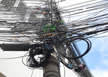 Emaranhado de fios no cenário urbano segue sem solução; CPFL faz remoção no Centro