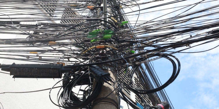 Emaranhado de fios no cenário urbano segue sem solução; CPFL faz remoção no Centro