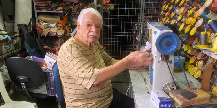 Sapataria Bitar fecha as portas após 72 anos: ofício de sapateiro se perde no tempo