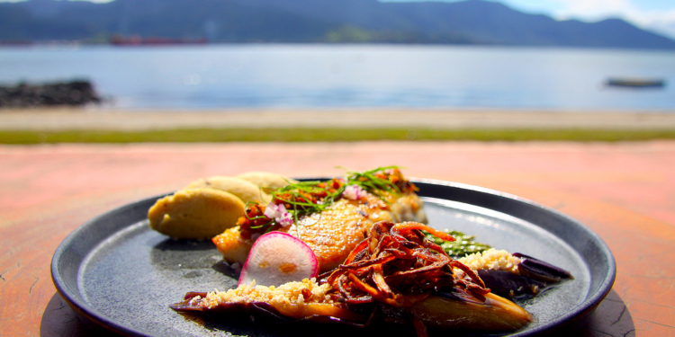 Café da manhã de hotel, peixe à beira-mar e paleta de cordeiro com vista do Atlântico: as gostosuras do 2º Festival Sabores da Praia em Ilhabela