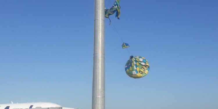 Balão cai em pátio do Aeroporto Internacional de Viracopos; prática é criminosa