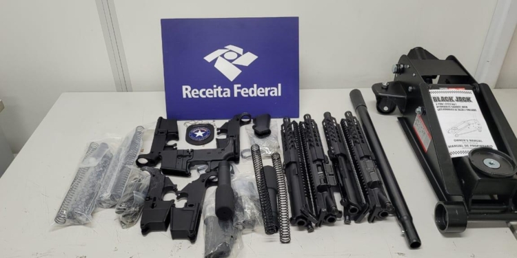 Receita Federal apreende 30 fuzis em carga em Viracopos