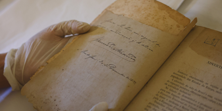 Livros raros desaparecidos há quase 4 décadas voltam ao acervo de Amparo