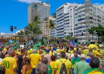 Em ato por anistia, Bolsonaro reúne manifestantes no Rio de Janeiro