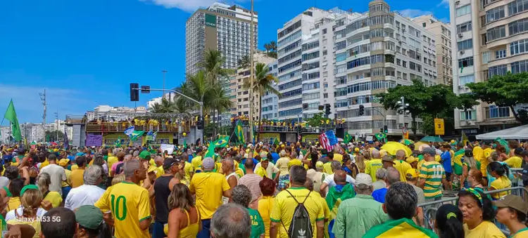 Em ato por anistia, Bolsonaro reúne manifestantes no Rio de Janeiro