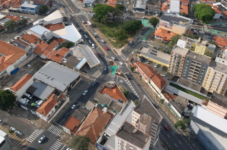 Av. Barão de Itapura e Rua Octávio Mendes têm bloqueios para reparo em afundamentos nas vias