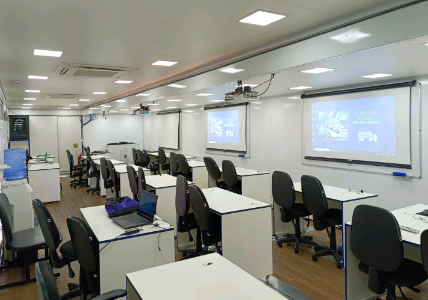 Região do Parque Oziel recebe a carreta da Fumec para aulas da EJA