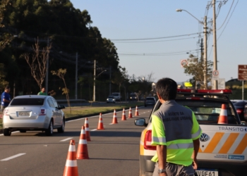 Obras bloqueiam ponte sobre rio Atibaia no Parque Xangrilá