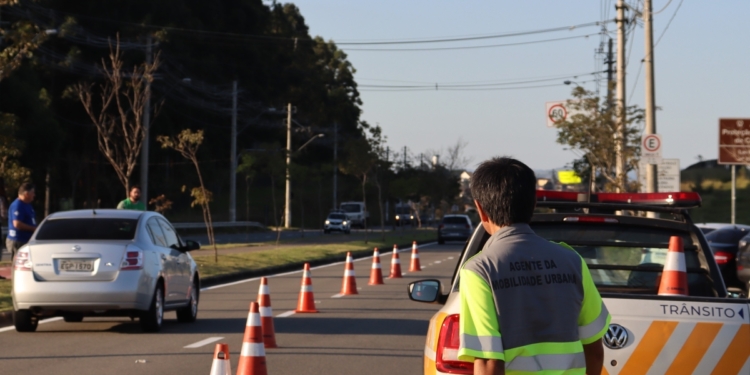 Obras bloqueiam ponte sobre rio Atibaia no Parque Xangrilá