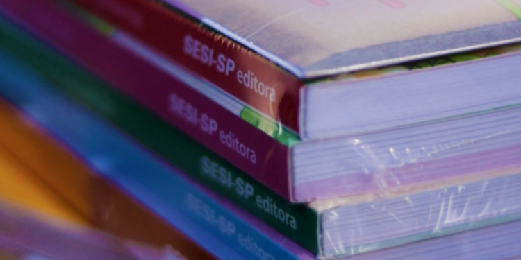 Alunos da rede pública municipal de Amparo começam a receber kits escolares