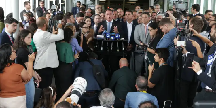 Após virar réu, Bolsonaro nega decreto de golpe de Estado e faz acusações