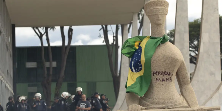 Mulher de Paulínia que pichou estátua pode cumprir prisão domiciliar, diz PGR