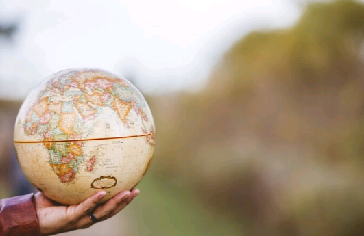 O mundo não gira, ele capota! – por Thiago Pontes