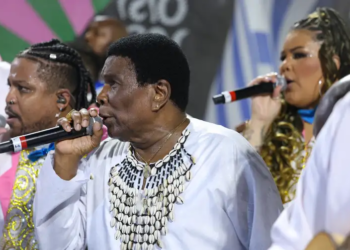 Neguinho da Beija-Flor se emociona em seu último carnaval como intérprete da escola