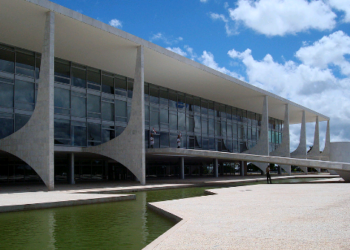 Artigo: Preocupantes previsões políticas – por Adilson Roberto Gonçalves