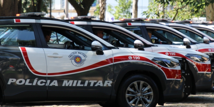 PM liberta vítima de sequestro e prende criminosos após roubo próximo a shopping