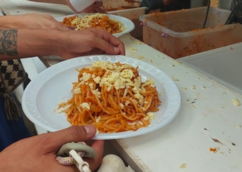 Boi Falô: tradição e macarronada de graça em Barão Geraldo atraem multidão