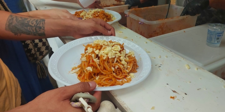 Boi Falô: tradição e macarronada de graça em Barão Geraldo atraem multidão