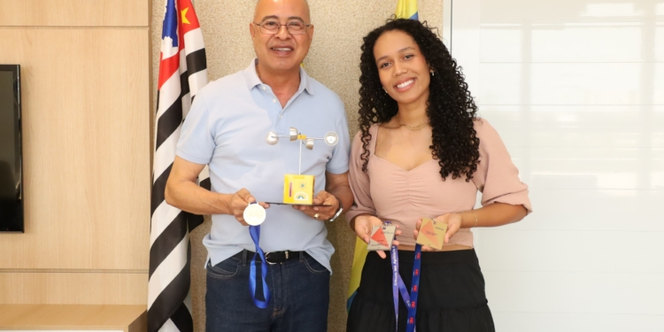 Jovem cientista de Hortolândia é premiada na Febrace e recebe homenagem