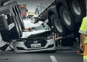 Mulher escapa com ferimentos leves de acidente com carreta na Anhanguera