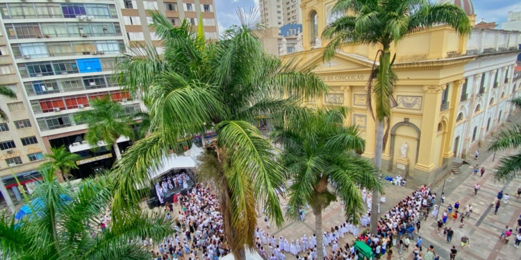 Lavagem das escadarias da Catedral de Campinas reúne 5 mil fiéis neste sábado