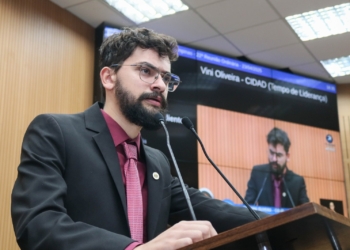 Vereadores aprovam comissão processante que pode cassar mandato de Vini Oliveira