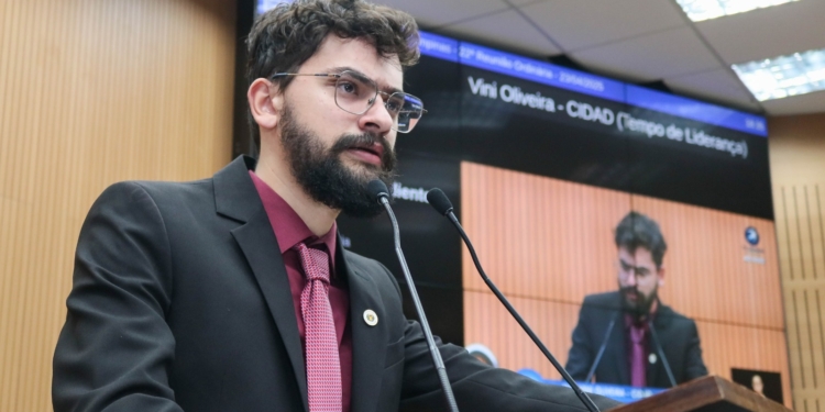 Vereadores aprovam comissão processante que pode cassar mandato de Vini Oliveira