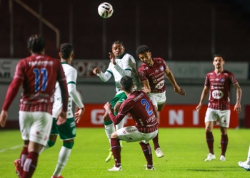 Em crise, Guarani volta a perder e cai para a lanterna