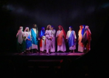 Encenação da Paixão de Cristo reúne 15 mil pessoas e arrecada 1 tonelada de alimentos