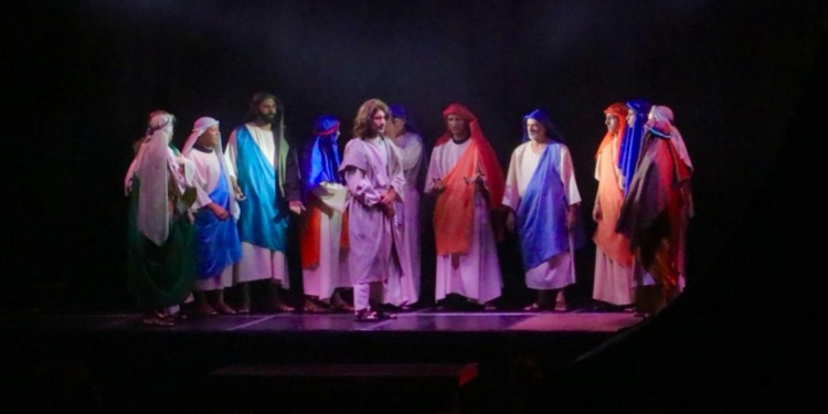 Encenação da Paixão de Cristo reúne 15 mil pessoas e arrecada 1 tonelada de alimentos