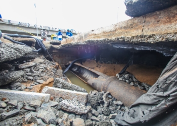 Rompimento de adutora interdita trânsito na Avenida John Boyd Dunlop
